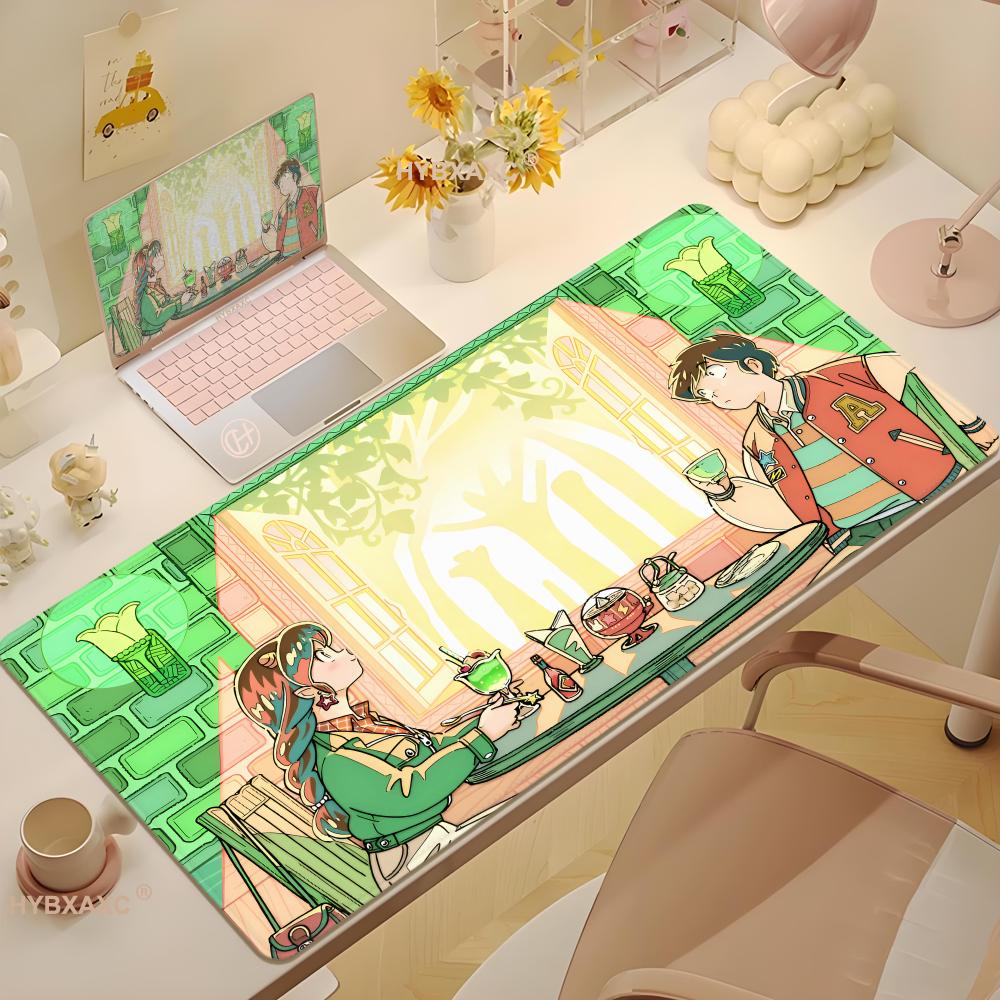 Desk Setup Couple - แผ่นรองเมาส์สำหรับเล่นเกม, แผ่นรองโต๊ะขนาดใหญ่, ฐานยางกันลื่น, ขอบเย็บอย่างดี, ลายอนิเมะคู่รักสไตล์เรโทร สำหรับสำนักงานและอุปกรณ์เล่นเกม
